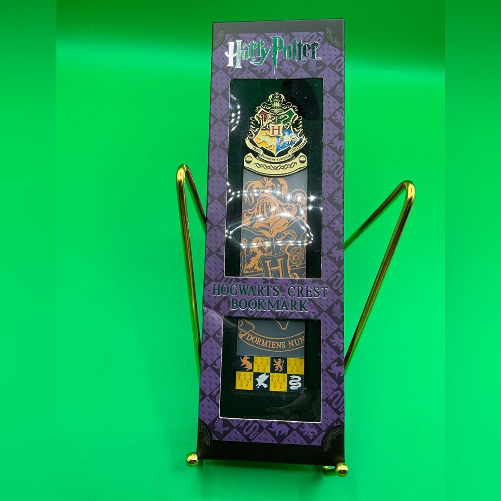 A Rare New The Noble Collection Harry Potter Hogwarts Crest Bookmark